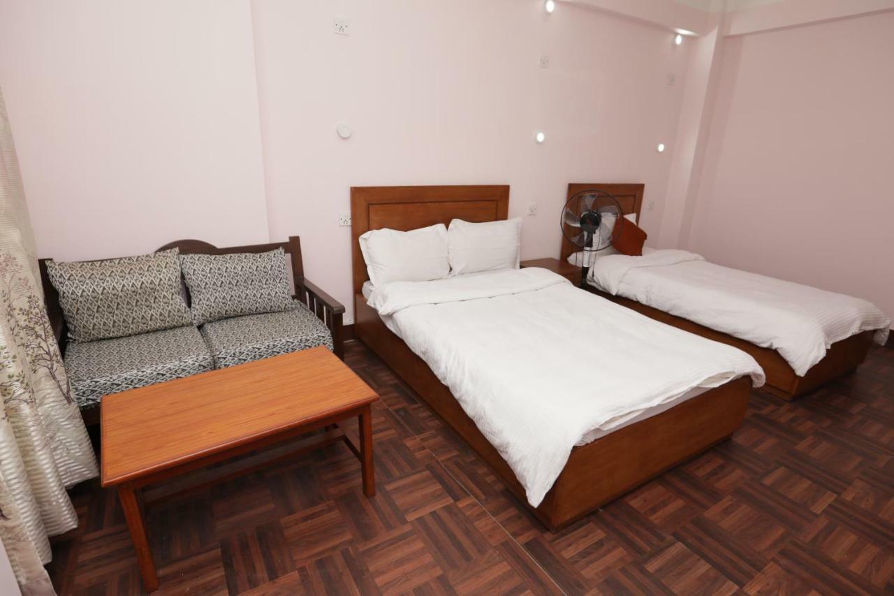 Ostello Famous House Kathmandu Esterno foto