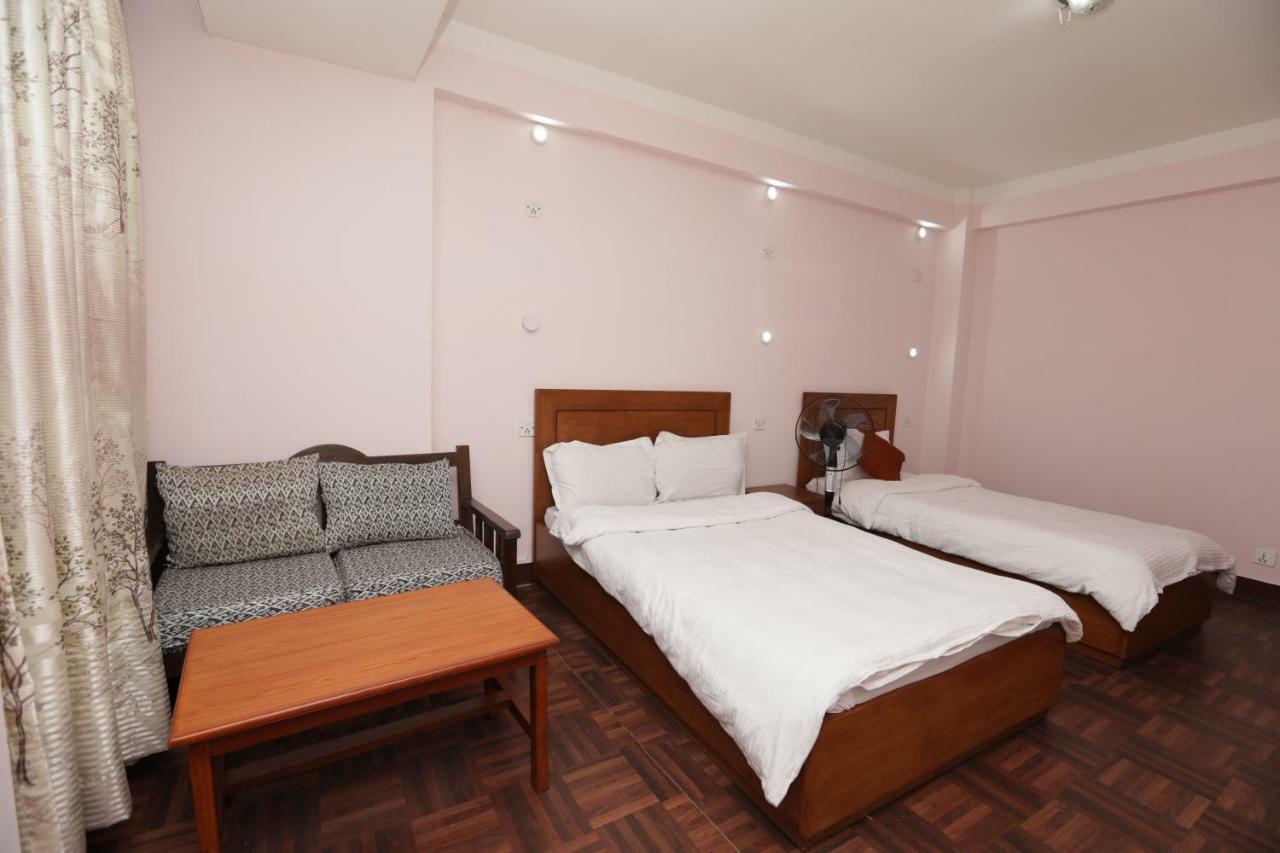 Ostello Famous House Kathmandu Esterno foto
